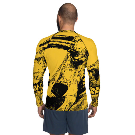 Herren-Rash-Guard N°6, long sleeve, ergonomic design, in yellow with black skull print, worn by a male model, back view