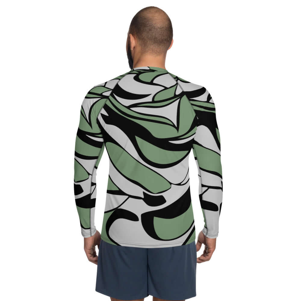 Herren-Rash-Guard N°11, langärmeliger Rash-Guard für Sonnenschutz mit grün-schwarzem Muster, Rückansicht.