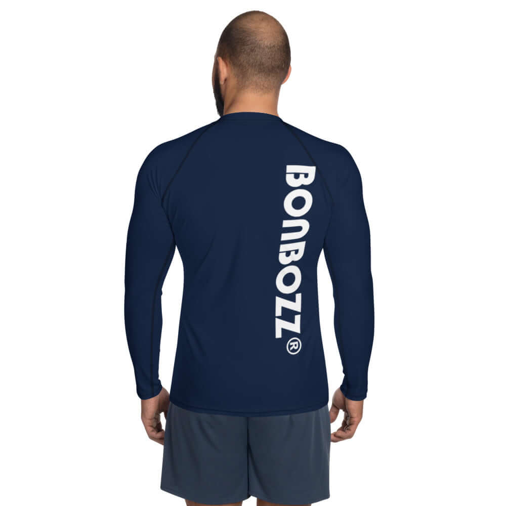 Back view of man wearing Herren-Rash-Guard N°18 with BONBOZZ branding, long sleeves, and ergonomic seams for comfort and protection.