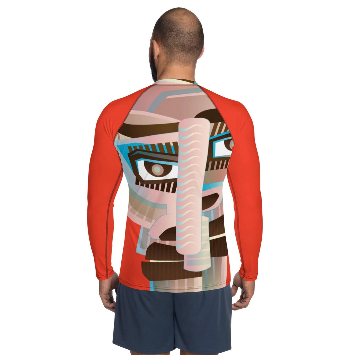 Man wearing Herren-Rash-Guard N°30 with abstract face design, long sleeves for sun and wind protection, perfect for outdoor sports.