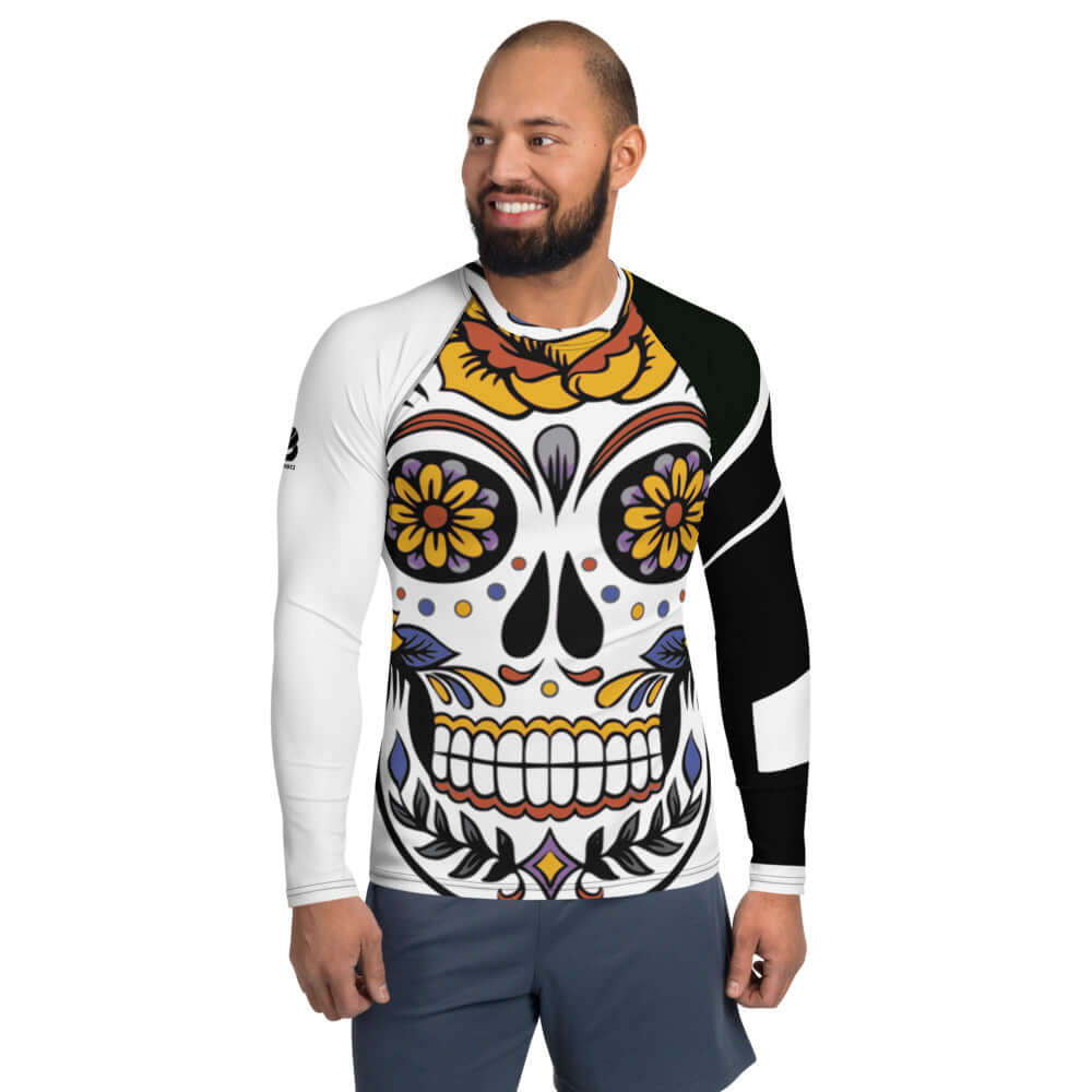 Mann trägt Herren-Rash-Guard N°1 mit farbenfrohem Totenkopf-Design, perfekt für Schutz vor Sonne und Wetter beim Sport.