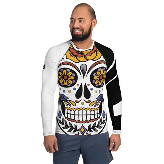 Mann trägt Herren-Rash-Guard N°1 mit farbenfrohem Totenkopf-Design, perfekt für Schutz vor Sonne und Wetter beim Sport.