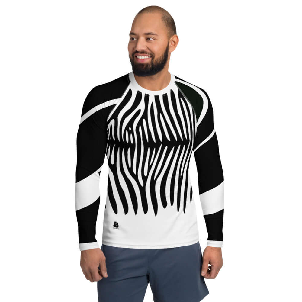 Herren-Rash-Guard N°2 with black and white pattern worn by a man, long sleeves for sun and wind protection during sports.