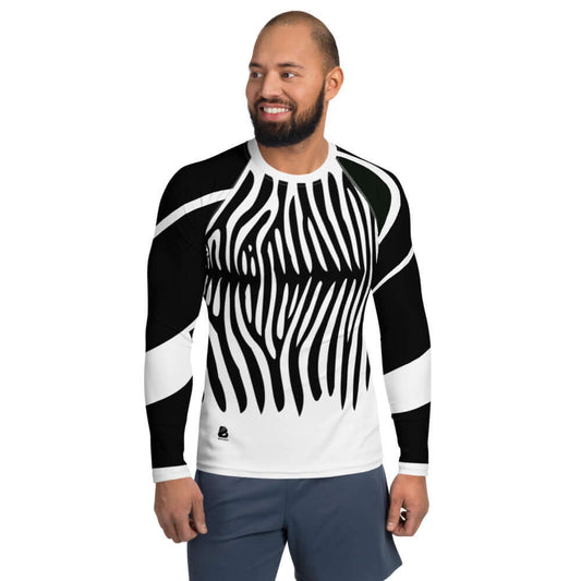 Herren-Rash-Guard N°2 with black and white pattern worn by a man, long sleeves for sun and wind protection during sports.
