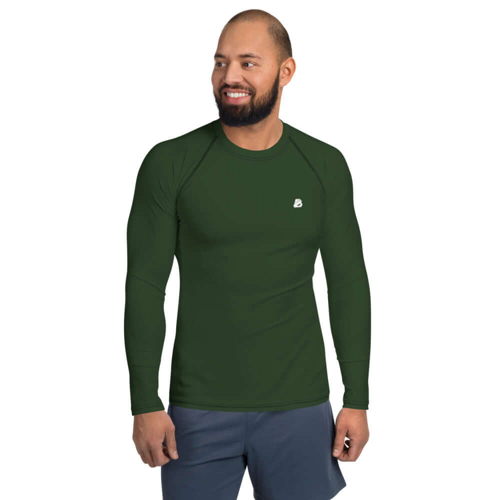 Herren-Rash-Guard N°17 in dark green, long sleeves ideal for sun protection and comfort during sports, worn by man.