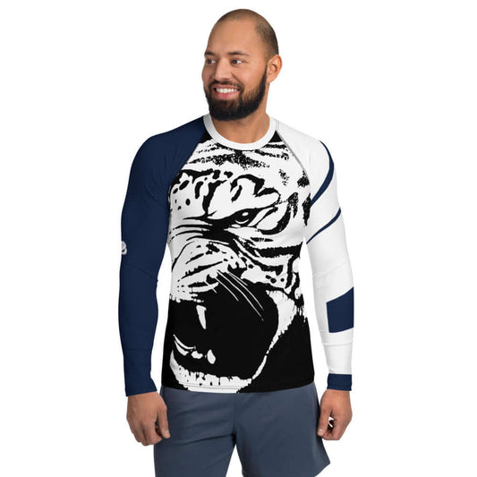 Herren-Rash-Guard N°22 worn by man; featuring a tiger print, long sleeves, ergonomic seams, ideal for sun and wind protection.