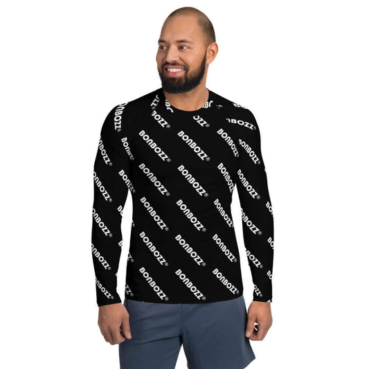 Man wearing Herren-Rash-Guard N°25 with logo pattern, long sleeves, black and white design, ideal for sports protection and comfort.