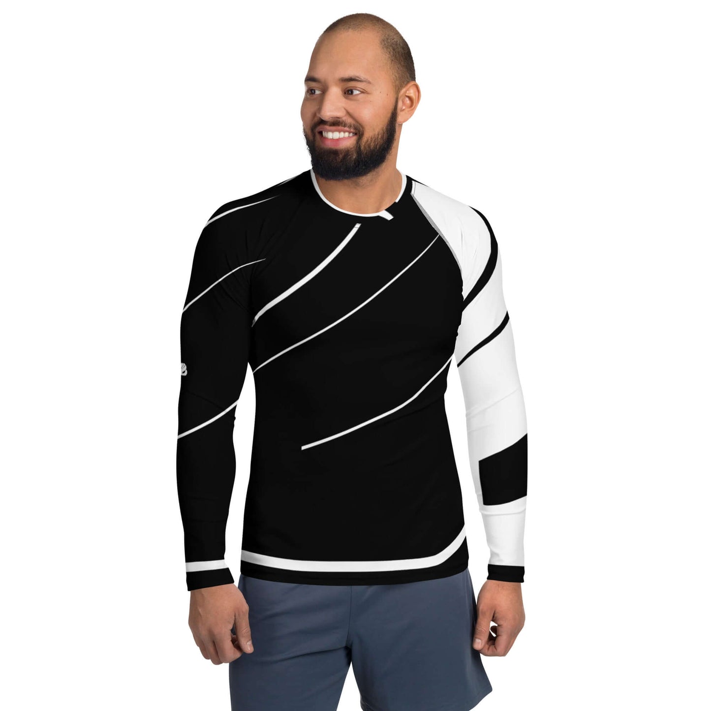 Herren-Rash-Guard N°29 modeled, offering sun, wind, and sand protection with ergonomic seams and stretch fabric.