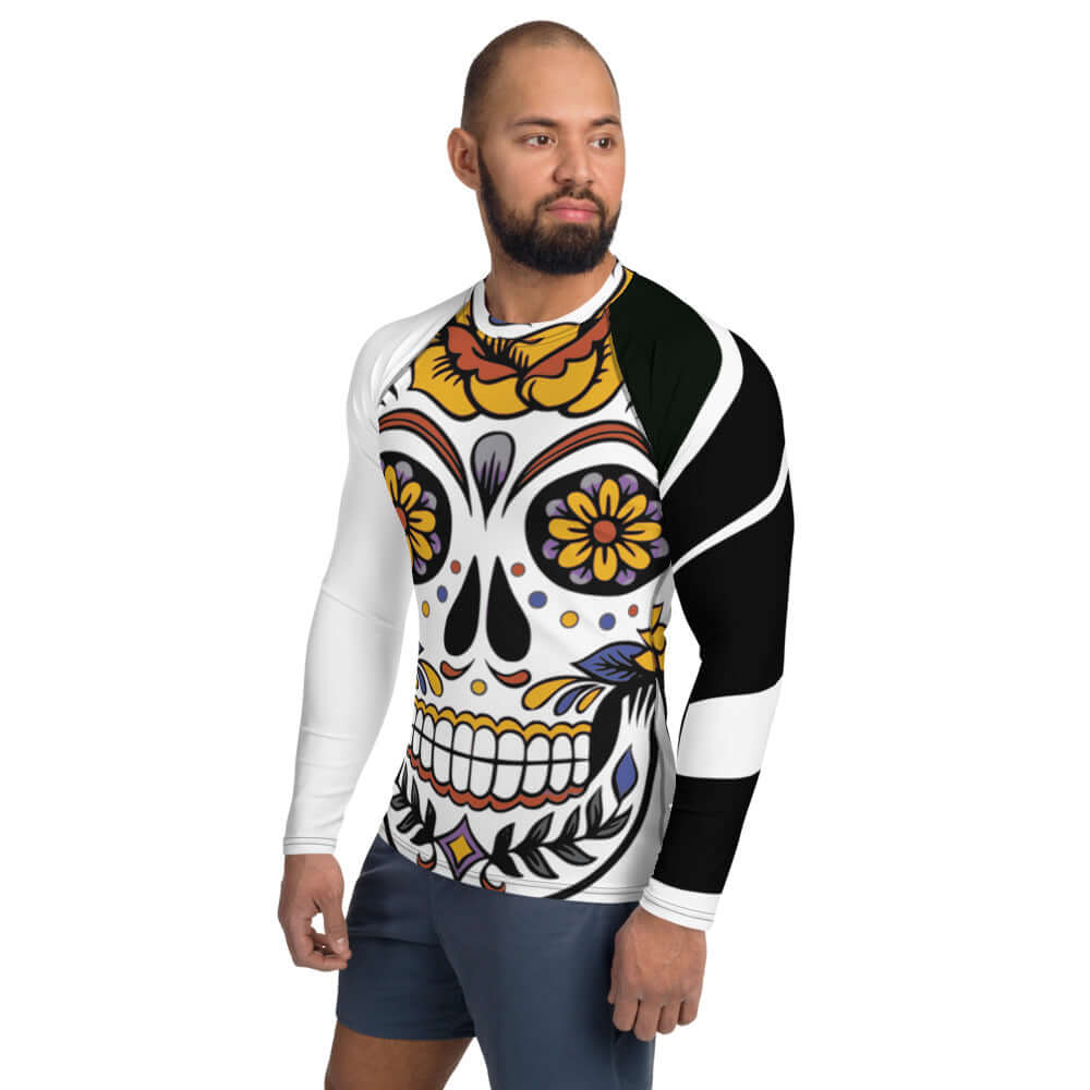 Man wearing Herren-Rash-Guard N°1 with colorful skull design, long sleeves for sun protection.