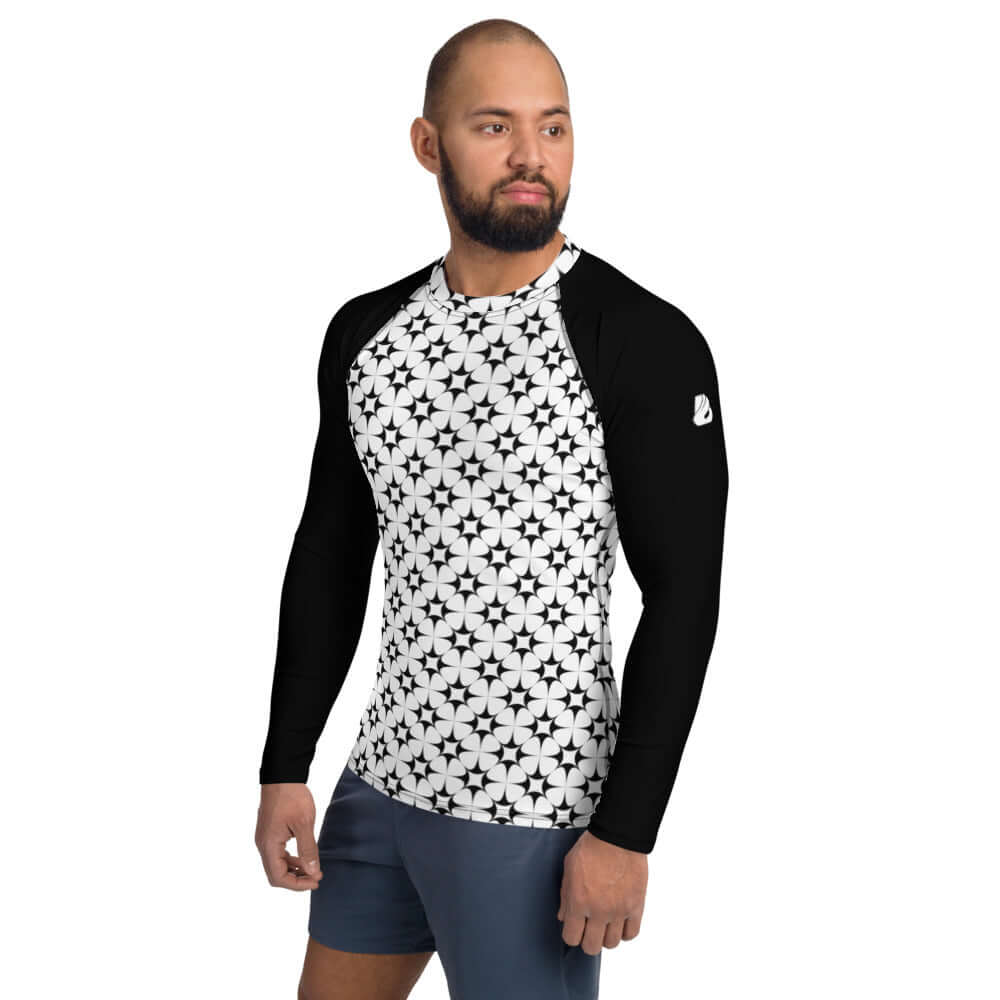 Mann trägt Herren-Rash-Guard N°16 langärmeliges Oberteil mit Muster für Schutz und Komfort beim Sporteln