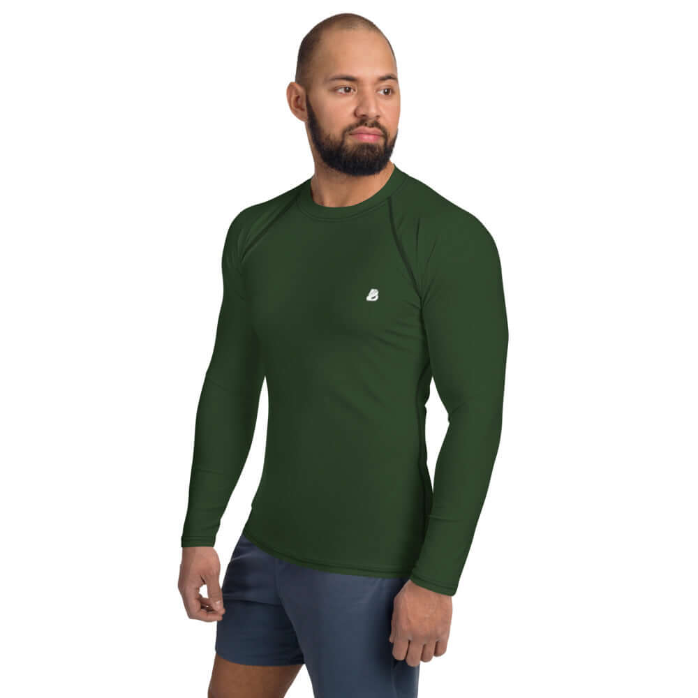 Man wearing green Herren-Rash-Guard N°17 with ergonomic seams, enjoying outdoor sports.