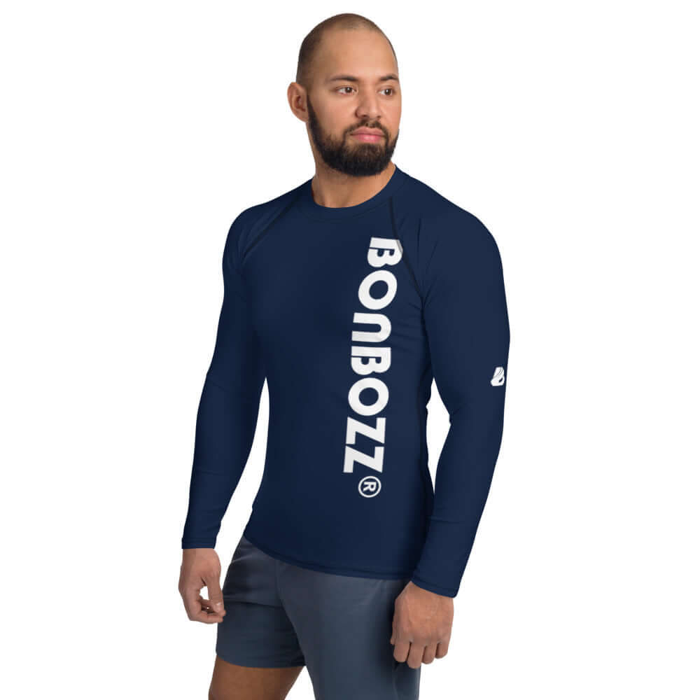 Man wearing Herren-Rash-Guard N°18, navy blue long-sleeve with white text, ideal for protection against sun and elements during sports.