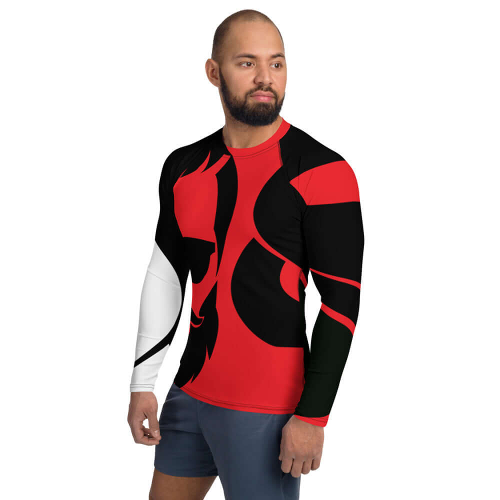 Man wearing Herren-Rash-Guard N°19 with black, red, and white design, ideal for sun protection and active sports.