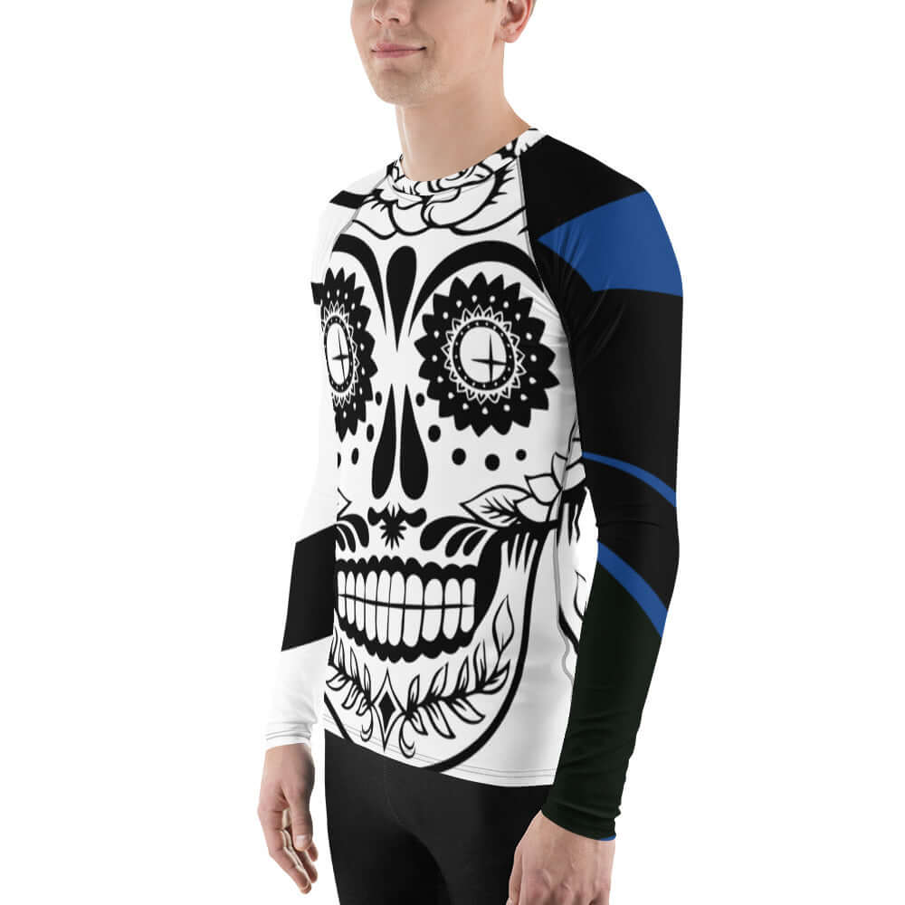 Herren-Rash-Guard N°20 in skull design, long sleeve, ergonomic seams, stretchy fabric, for protection against sun, wind, and sand.