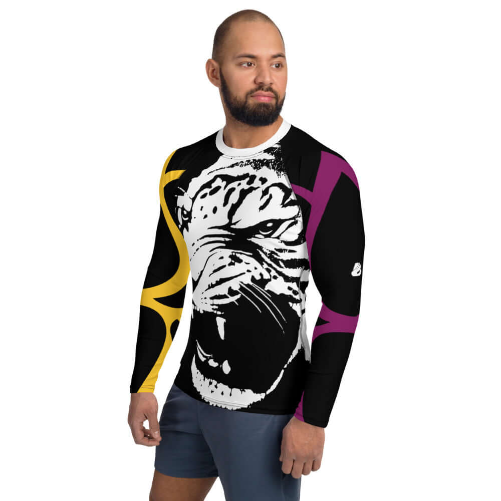 Mann trägt Herren-Rash-Guard N°21 mit Tiger-Design, langärmelig und eng anliegend für Schutz und Komfort beim Sport