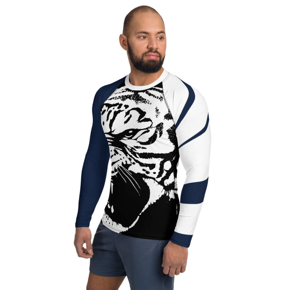 Herren-Rash-Guard N°22 featuring a tiger design, long sleeves, ergonomic seams, and four-way stretch fabric, worn by a male model.
