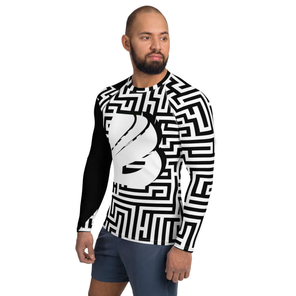 Man wearing Herren-Rash-Guard N°23 with black and white geometric design, standing indoors