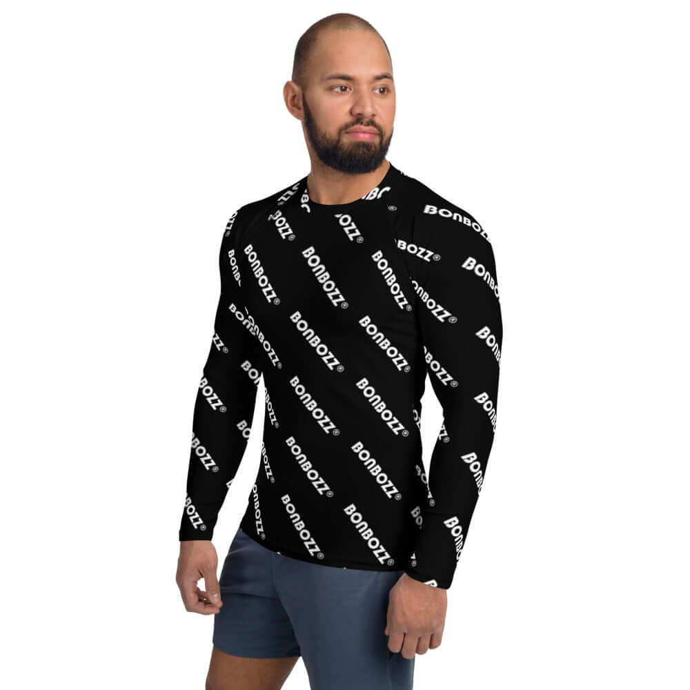 Man wearing Herren-Rash-Guard N°25 with ergonomic seams and 4-way stretch for protection against sun and weather.