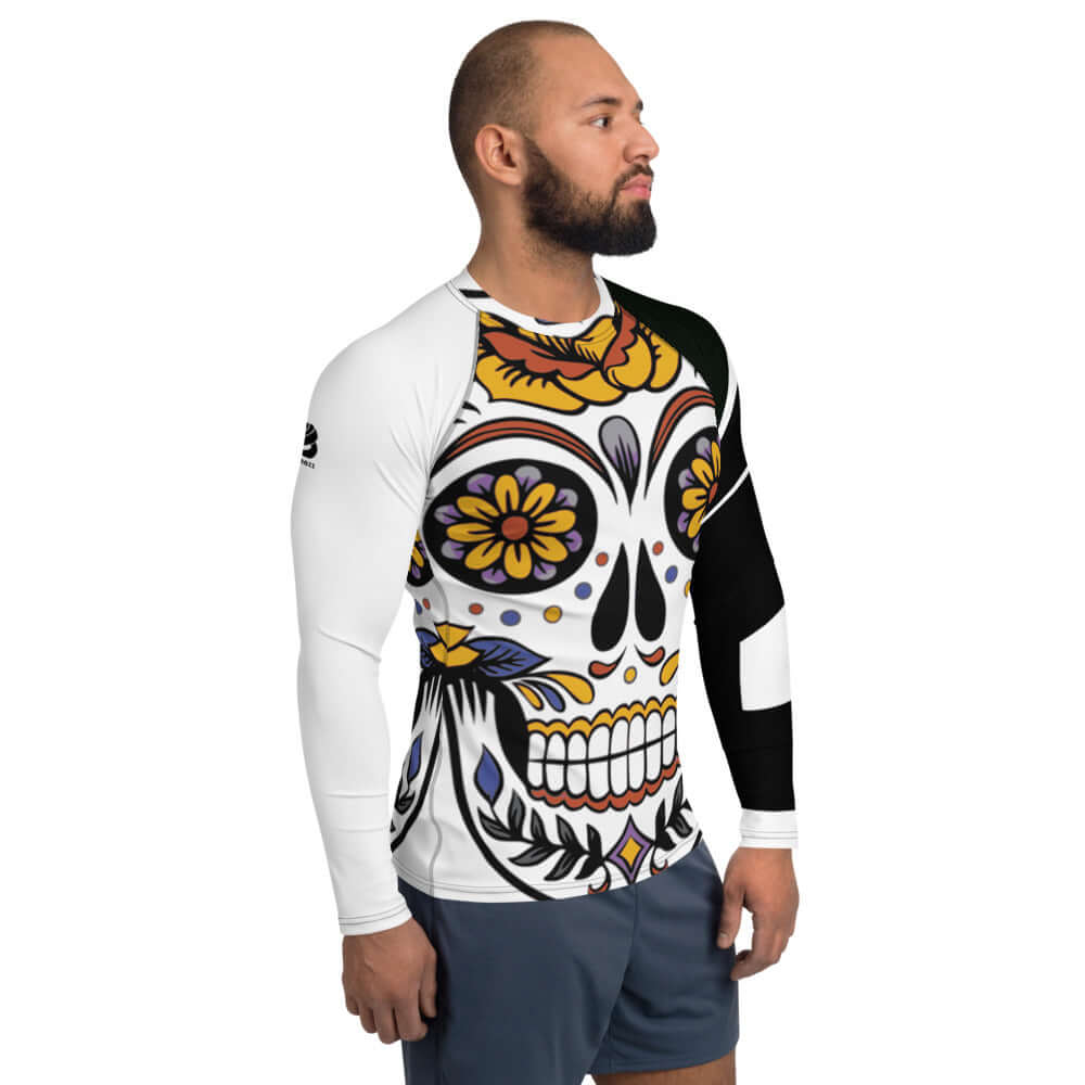 Man wearing Herren-Rash-Guard N°1 with colorful skull design, offering UV protection and comfort for outdoor sports activities.