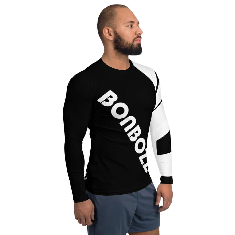 Man wearing black and white Herren-Rash-Guard N°5 with sporty design, long sleeves, and ergonomic seams for outdoor protection.