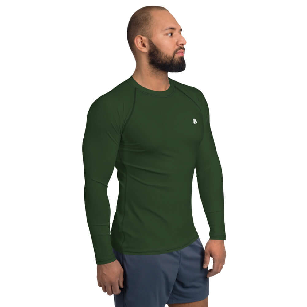 Herren-Rash-Guard N°17 in dark green, long-sleeve, ergonomic fit, worn by male model, designed to protect against sun, wind, and weather.