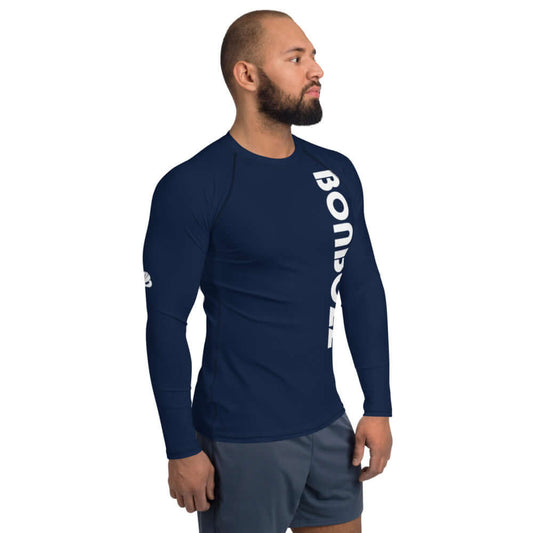 Man wearing Herren-Rash-Guard N°18 in navy blue, long-sleeve, snug fit with ergonomic seams.