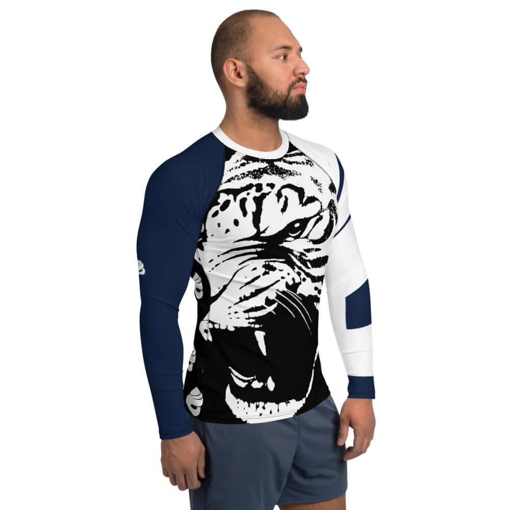 Man wearing Herren-Rash-Guard N°22 with tiger print, navy and white long sleeves, standing confidently against neutral background.