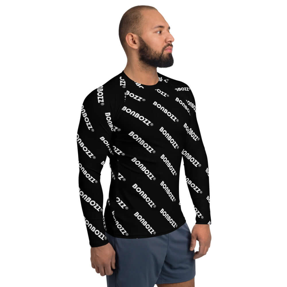 Man wearing Herren-Rash-Guard N°25 with black design and BONBOZZ print, showcasing comfort and protection for sports activities.