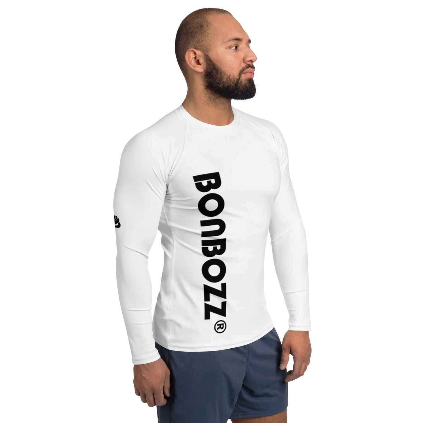 Man wearing white Herren-Rash-Guard N°28 with ergonomic seams and soft stretch fabric, ideal for sun and weather protection.