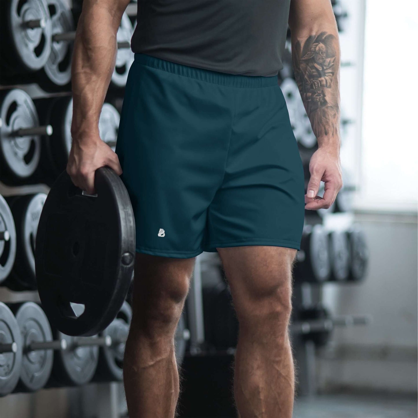 Man working out in gym wearing Recycelte Sport-Shorts für Herren N°0, holding gym weight for strength training.