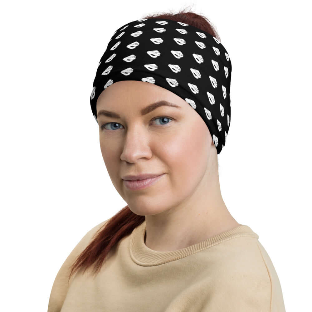 Woman wearing Multifunktionstuch N°0 as a headband with a black and white pattern, showcasing versatility and style.