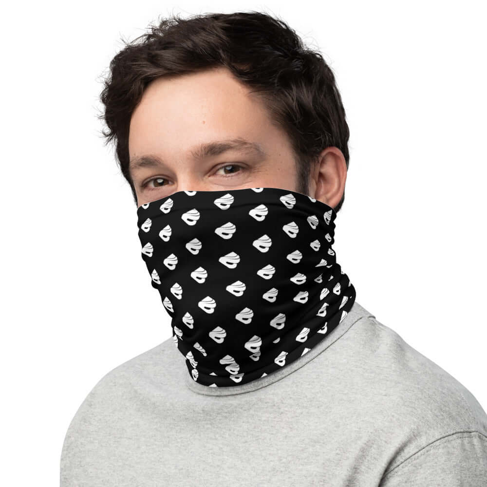 Person wearing black and white Multifunktionstuch N°0 as face cover, versatile for various uses including bandana and headscarf.