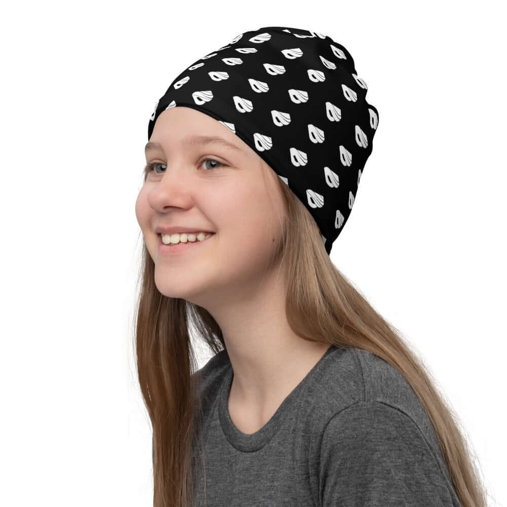 Young woman wearing a black and white Multifunktionstuch N°0 as a headscarf, showcasing versatile fashion accessory style.