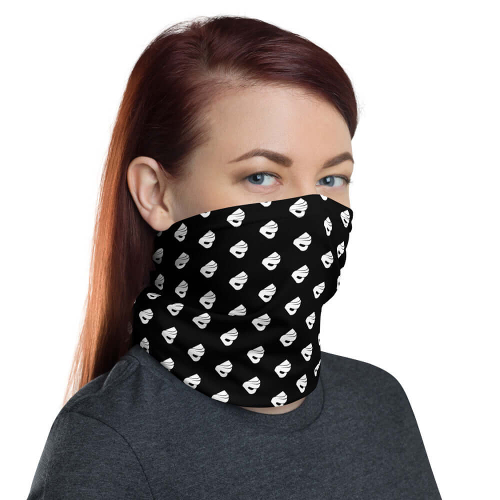 Woman wearing black and white Multifunktionstuch N°0 as a face cover, showcasing its versatile use as headband or neck warmer.