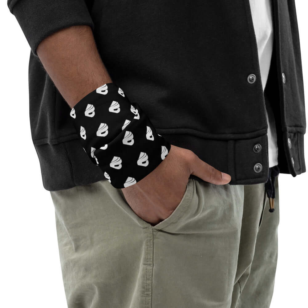 Person wearing Multifunktionstuch N°0 as a wristband with black jacket and khaki pants