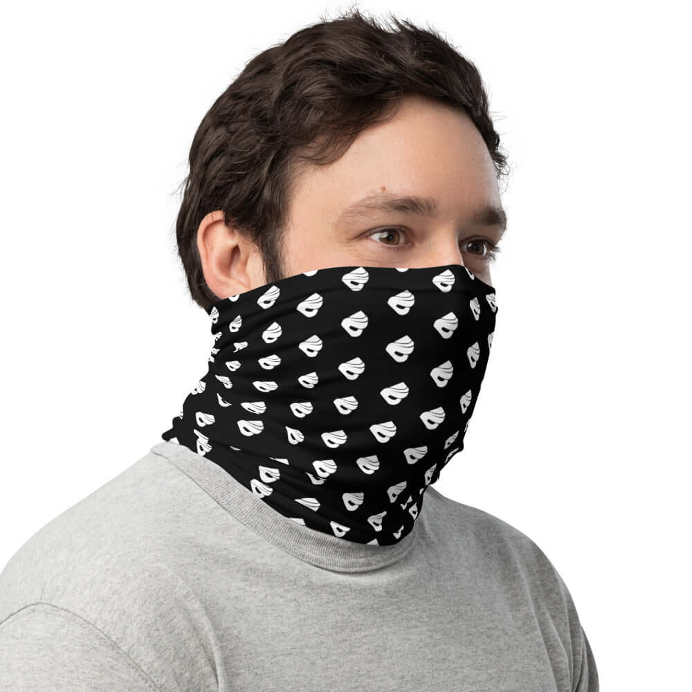 Man wearing black and white patterned Multifunktionstuch N°0 as a neck gaiter for versatile use.