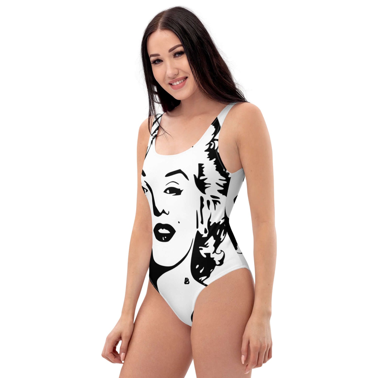 Frau trägt Einteiliger Badeanzug N°12 mit aufgedrucktem Gesicht, ideal für Strand und Pool. Schlankes, schmeichelhaftes Design.