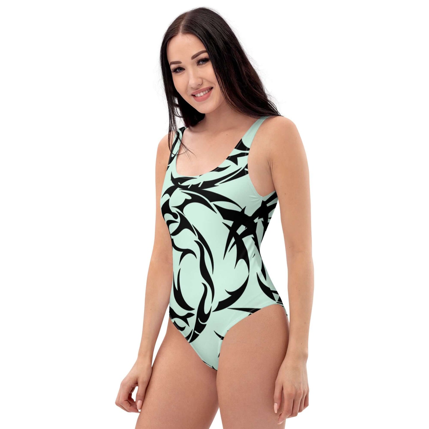 Frau trägt Einteiliger Badeanzug N°14 mit schwarz-grünem Design, ideal für Strand oder Pool. Chlorbeständig und schmeichelhaft geschnitten.
