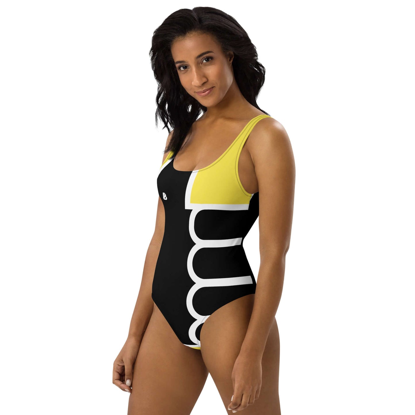 Frau trägt Einteiliger Badeanzug N°19 mit modernem Design, ideal für Strand oder Pool.