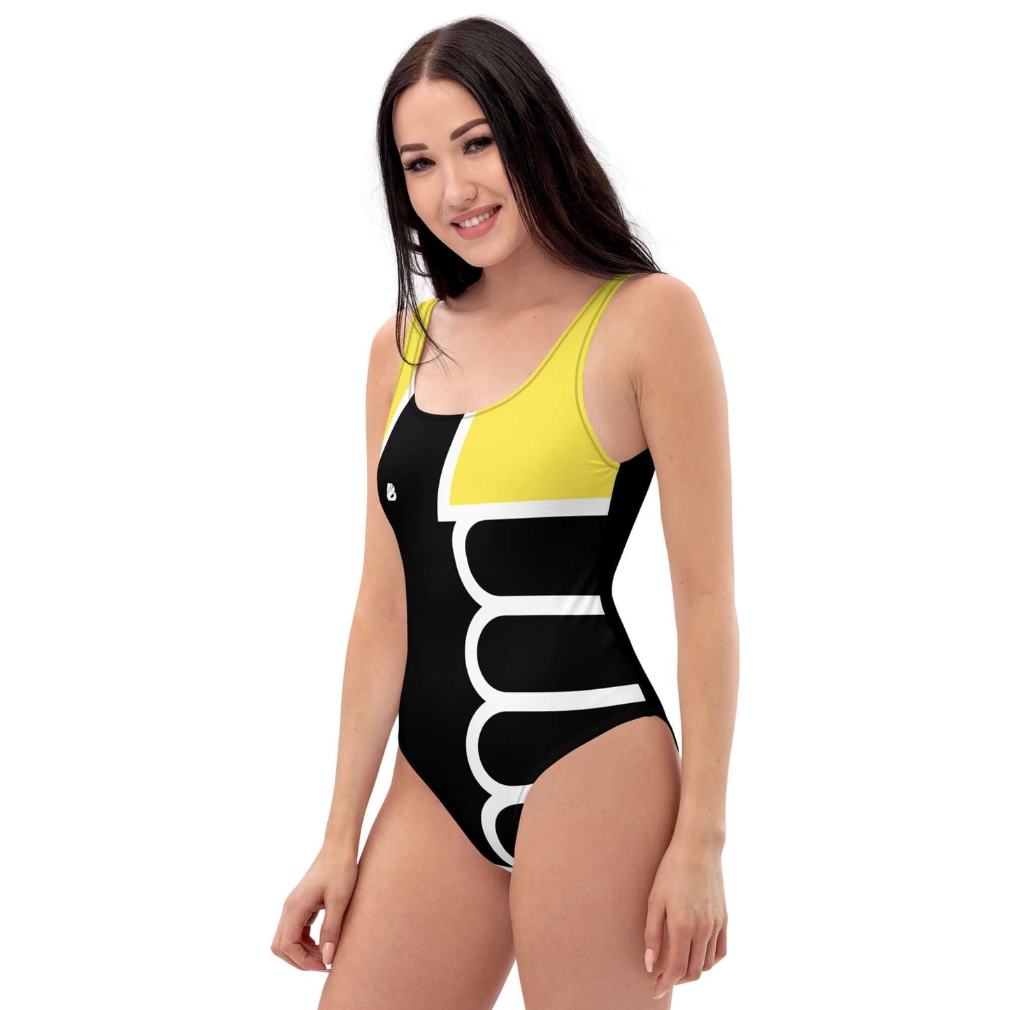 Einteiliger Badeanzug N°19 mit U-Ausschnitt, Modell am Meer oder Pool tragend, chlorbeständiger Stoff in modischem Design.