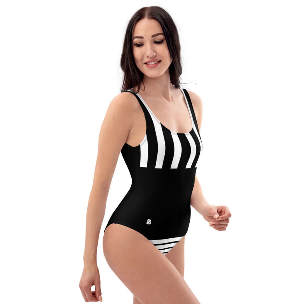 Einteiliger Badeanzug N°1 in schwarz-weiß gestreift, getragen von einer Frau, zeigt schmeichelhaftes Design mit tiefem Rücken-Ausschnitt.