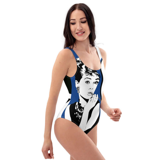 Einteiliger Badeanzug N°9 mit stylischem Design, getragen von einer Frau. Perfekt für Strand oder Pool. Chlorbeständiger Stoff.