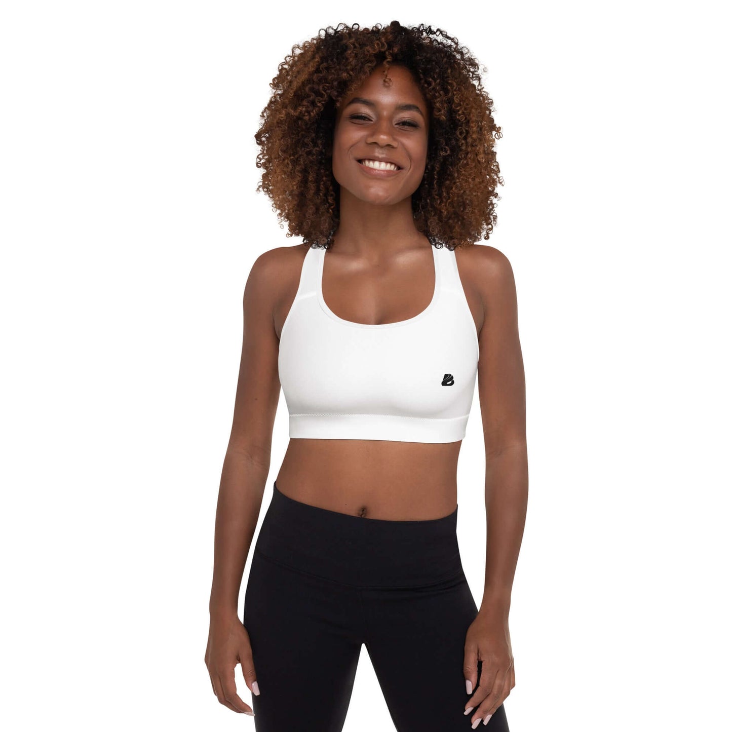 Frau trägt weißen Gepolsterter Sport-BH N°4 für Workouts, zeigt Design und Passform.