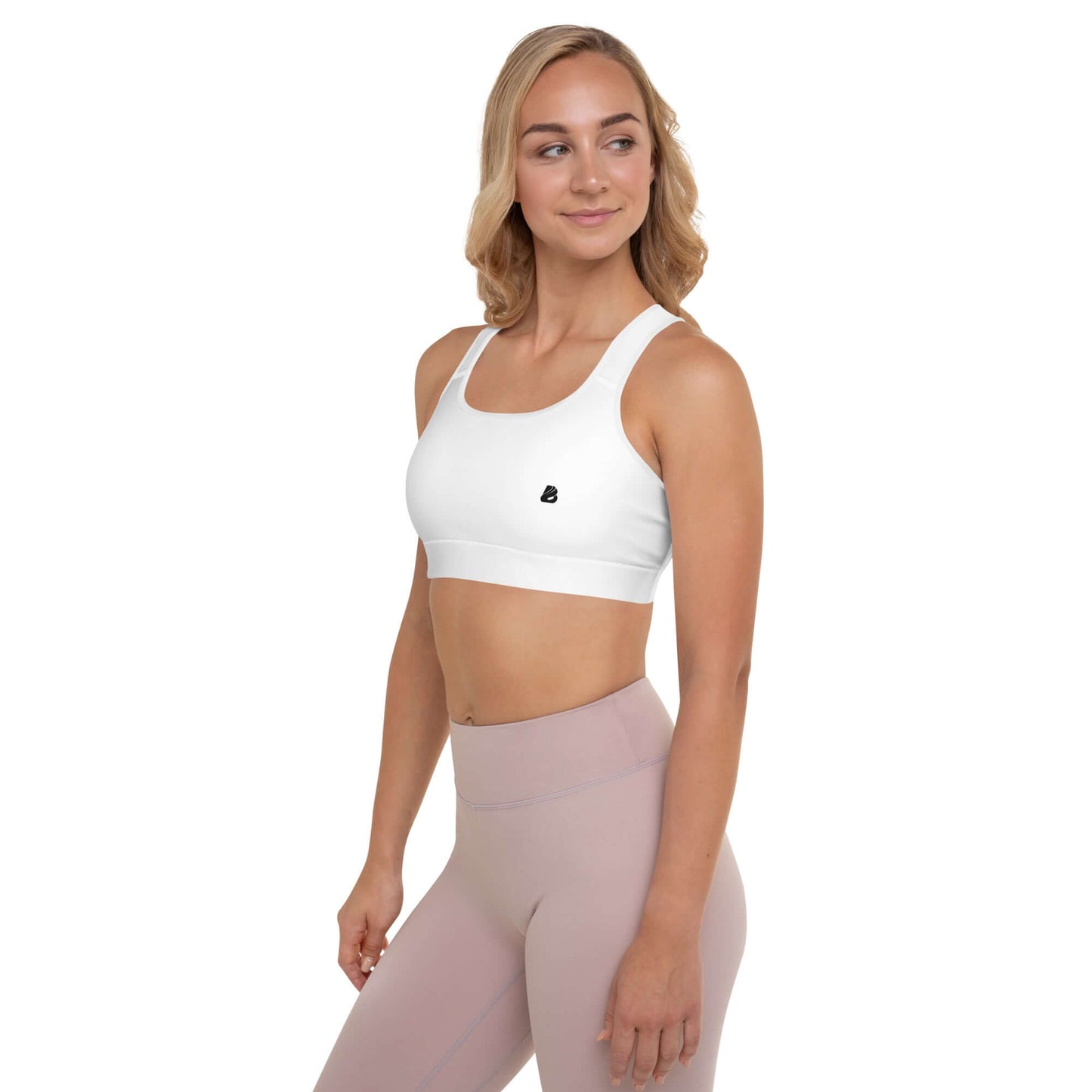 Frau trägt Gepolsterter Sport-BH N°4, ideal für Workouts, aus feuchtigkeitsabsorbierendem Material, mit maximalem Halt.