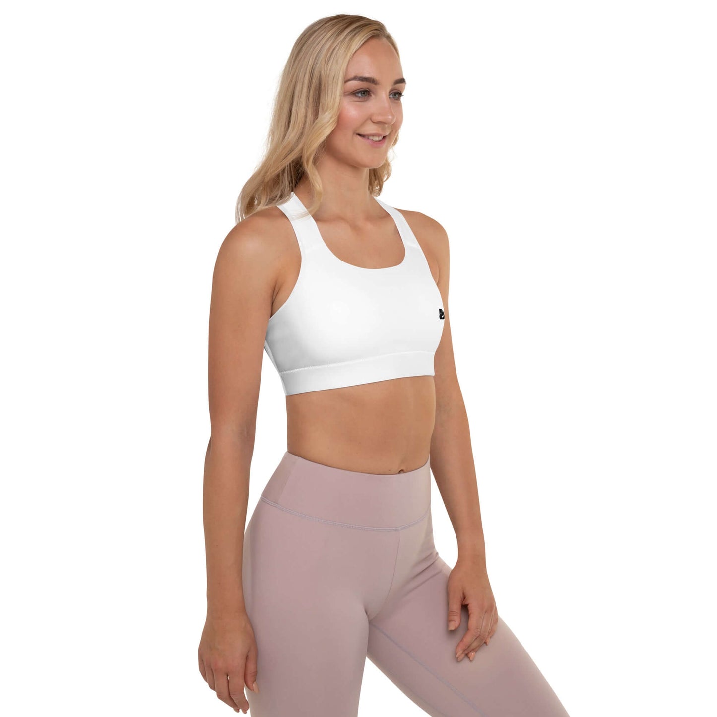 Frau trägt Gepolsterter Sport-BH N°4, ideal für Workouts, aus feuchtigkeitsabsorbierendem Stoff mit herausnehmbaren Polstern.