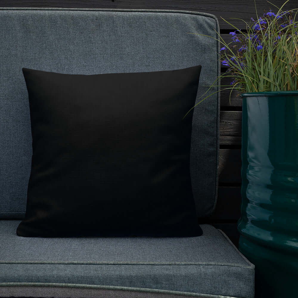 Premium-Kissen N°0 on a sofa, black cushion with polyester cover, hidden zipper, perfect for adding color and luxury to home decor.
