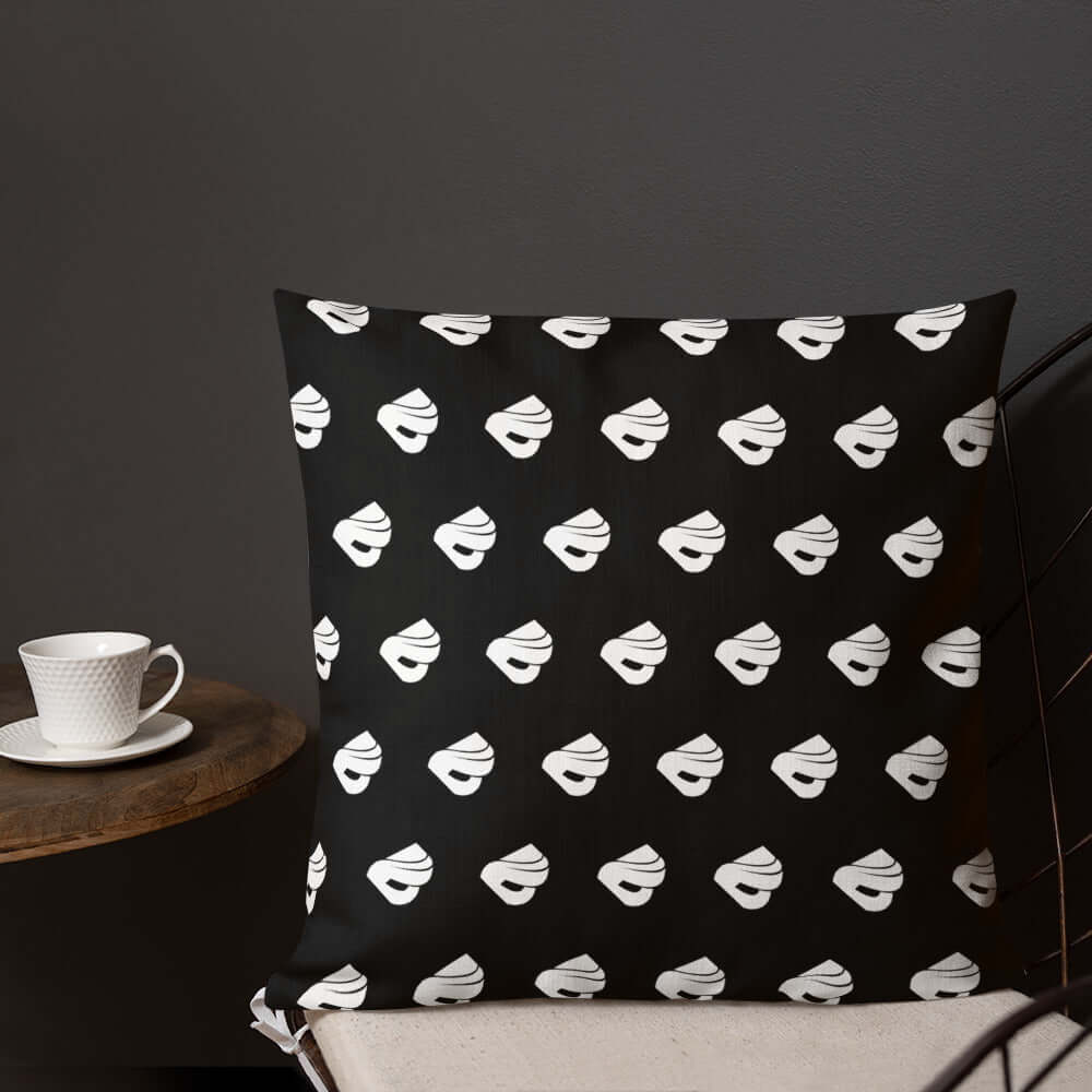 Premium-Kissen N°0 with patterned design, polyester cover, and hidden zipper, adding luxurious touch to home decor.