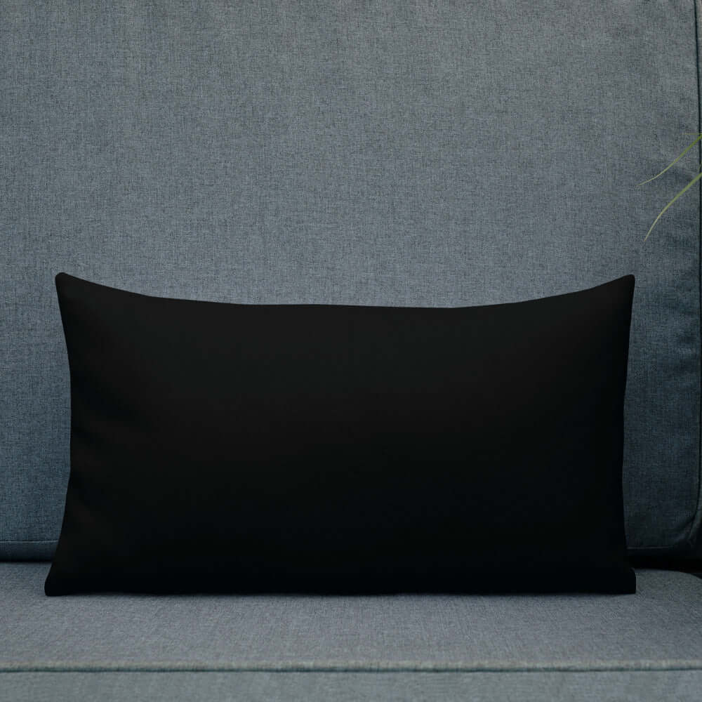Alt Tag: Premium-Kissen N°0 in elegantem Schwarz auf einem Sofa, perfektes Accessoire für luxuriöse Wohnräume, formstabil und waschbar.