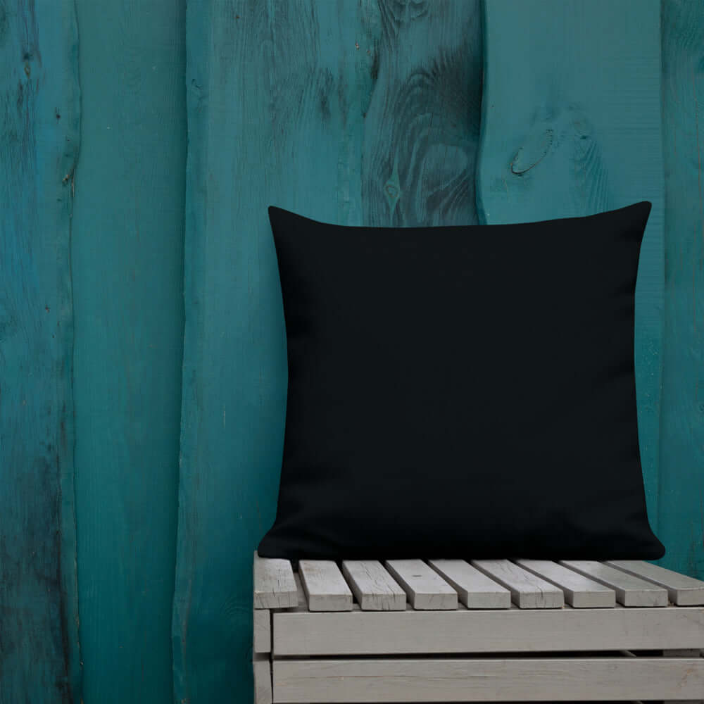 Black Premium-Kissen N°0 on wooden bench, enhancing home decor with luxurious feel and form stability.