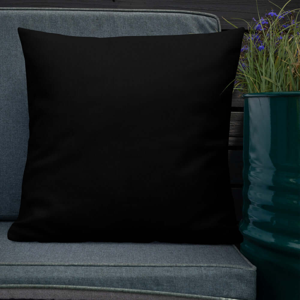 Premium-Kissen N°0 black cushion on sofa with plants